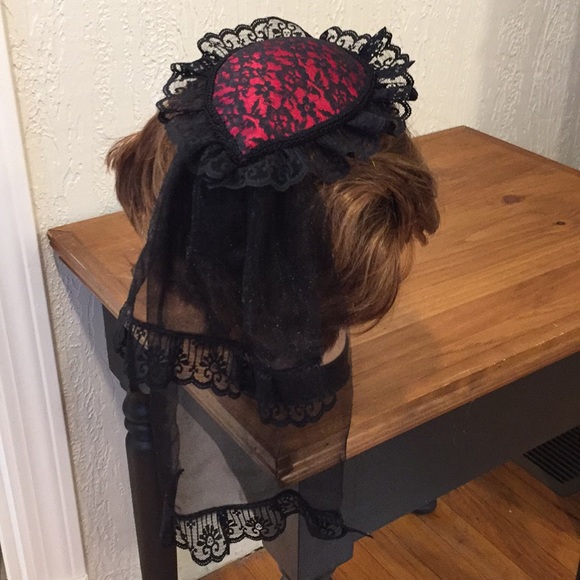 Red satin and lace veiled Fascinator - Picture 4 of 8